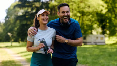 Μακροζωία: Μπορούμε να φτάσουμε τα 100 χωρίς γυμναστήριο και ακριβές συνδρομές – 4 συνήθειες που σώζουν