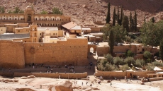 Μονή Σινά: Οι μοναχοί κλείνουν τις πόρτες στους επισκέπτες – Πενθούν και προσεύχονται για τη σωτηρία του μοναστηριού