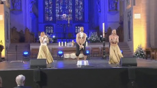 Παράσταση μέσα σε καθεδρικό ναό με ωμά κοτόπουλα που τους είχαν φορέσει πάνες, προκάλεσε σάλο στη Γερμανία - Δείτε βίντεο