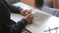 Γιος εκπαιδευτικών στις Πανελλαδικές έσκυψε και φάνηκαν τα σκονάκια του - «Όλοι αντιγράφουν» φώναζαν οι γονείς του μόλις μηδενίστηκε