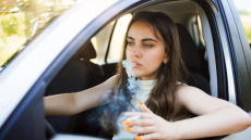 Πότε απαγορεύεται το κάπνισμα στο αυτοκίνητο – Πόσο είναι το πρόστιμο για τους παραβάτες
