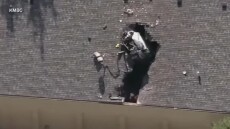 ΗΠΑ - Μιζούρι: Αυτοκίνητο σφηνώθηκε στην οροφή κτιρίου για δεύτερη φορά μέσα σε λίγους μήνες
