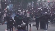 Παρί: Η ομάδα τους αγωνίζεται στον τελικό του Champions League στο Μόναχο, αλλά εκείνοι έπαιζαν ξύλο έξω από το «Παρκ Ντε Πρενς» - Βίντεο