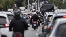 Στη Βουλή ο νέος ΚΟΚ: Ποινικοποιούνται η οδήγηση με τη χρήση κινητού και υπό την επήρεια αλκοόλ - Εκτός λεωφορειολωρίδων τα ταξί