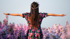 Στροφή των νέων στις ΗΠΑ σε ταρώ, κρυστάλλους και manifest - Πόσο τα πιστεύουν οι Έλληνες