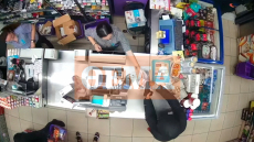 Αδίστακτη συμμορία ανηλίκων λήστευε καταστήματα με κουζινομάχαιρα και πιστόλια ρέπλικες -  Δείτε βίντεο