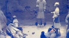 Άνδρας βανδάλισε τον Πήλινο Στρατό στην Κίνα - Προκάλεσε ζημιές σε δύο μοναδικά αγάλματα
