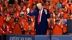 Ο Τραμπ ανακοίνωσε πως θα αυξήσει τους δασμούς στον εισαγόμενο χάλυβα στο 50% 