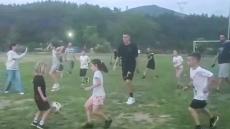 Γιάννης Κωσνταντέλιας: Έπαιξε μπάλα με παιδάκια σε γηπεδάκι της Θέρμης - Βίντεο 