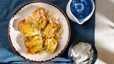 Η συνταγή της ημέρας. Κολοκυθοανθοί γεμιστοί με ρύζι και σάλτσα γιαουρτιού – άνηθου. Το μενού της εβδομάδας (2/6 έως 8/6)