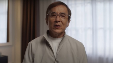 Ο Τζάκι Τσαν εξήγησε γιατί η μητέρα του δεν άντεχε να δει τις ταινίες του μέχρι τέλους