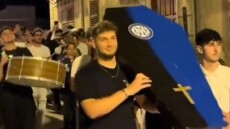 Οπαδοί της Μίλαν έκαναν την... κηδεία της Ίντερ μετά την συντριβή της στον τελικό - Δείτε βίντεο