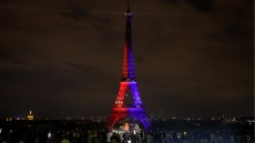 Στα χρώματα της Παρί φωταγωγήθηκε ο Πύργος του Άιφελ - Δείτε βίντεο και φωτογραφίες