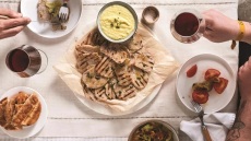 6 ταβέρνες που επιμένουν απλά και νόστιμα στην Αθήνα και εκτός