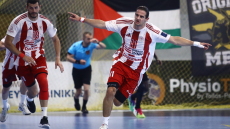 ΑΕΚ - Ολυμπιακός 27-32: Οι ερυθρόλευκοι έκαναν το break και προηγούνται 1-0 στη σειρά των τελικών της Handball Premier - Βίντεο 