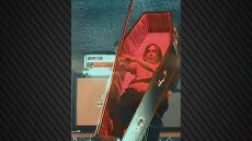 Ο Iggy Pop αποχώρησε από τη σκηνή σε συναυλία του... μέσα σε φέρετρο - Δείτε βίντεο