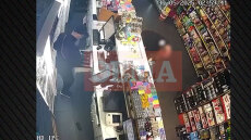 Νέο βίντεο από τη δράση του 16χρονου που λήστευε καταστήματα στη Θεσσαλονίκη: Απείλησε υπάλληλο με μαχαίρι