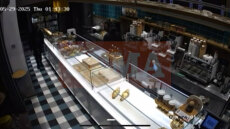 Βίντεο ντοκουμέντο από τις ληστείες που έκανε ο 16χρονος σε καταστήματα της Θεσσαλονίκης 
