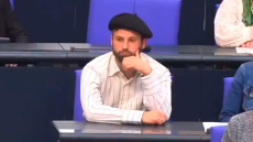 Γερμανία: Βουλευτής της Αριστεράς εμφανίστηκε στην Μπούντεσταγκ με μπερέ και αποβλήθηκε