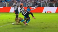 Ο Νεϊμάρ προσπάθησε να μιμηθεί τον Μαραντόνα με «Χέρι του Θεού» αλλά δεν ξεγέλασε τον διαιτητή και αποβλήθηκε - Βίντεο
