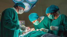 Απογευματινά χειρουργεία: Πόσες και ποιες επεμβάσεις έγιναν δωρεάν σε νοσοκομεία και ιδιωτικές κλινικές
