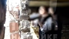 Ρωσία: Η στιγμή που δύο ανήλικες ρίχνουν τοίχο σε εγκαταλελειμμένο σπίτι και τους πλακώνει η σκεπή
