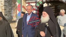 Ο Αντώνης Σαμαράς στο Άγιο Όρος: Υποδοχή στη Μονή Βατοπαιδίου από τον Γέροντα Εφραίμ