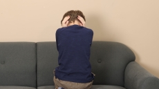 Αυτισμός: Ποια συμπτώματα πρέπει να θορυβήσουν τους γονείς
