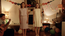 Ο «Κυνόδοντας» του Γιώργου Λάνθιμου επιστρέφει σε 4K και με νέα αφίσα στις αμερικανικές αίθουσες