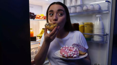 «Λίγη σοκολάτα θέλω, για να νιώσω καλύτερα»: Ένας καθηγητής εξηγεί τι είναι η συναισθηματική πείνα που παχαίνει