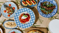 Kedros Cookhouse: Το πεντανόστιμο μεζεδοπωλείο του διάσημου σεφ Γιάννη Παρίκου στη Λυκόβρυση