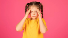 Έχει το παιδί πονοκέφαλο; 6 συμπτώματα που πρέπει να ανησυχήσουν τους γονείς