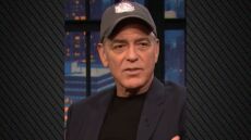 O Τζορτζ Κλούνεϊ εμφανίστηκε με καπέλο σε τηλεοπτική εκπομπή για να κρύψει τα μαλλιά του - Θέλει πίσω το γκρίζο τους χρώμα
