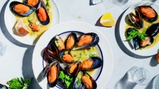 Μύδια σε πικάντικη σάλτσα μουστάρδας με γλυκάνισο