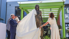 Τελέστηκαν τα αποκαλυπτήρια του αγάλματος της Μαριάννας Βαρδινογιάννη στο προαύλιο του Ογκολογικού Νοσοκομείου Παίδων