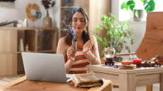 Στροφή της GenZ σε αποκρυφισμό, άστρα και ταρώ – Πόσοι Έλληνες πιστεύουν σε ξόρκια, μαντεία και μαγεία
