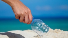 Ιαπωνία: Επιστήμονες δημιούργησαν πλαστικό που διαλύεται εντός ωρών στη θάλασσα