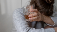 Βόλος: 22χρονη κατήγγειλε τη μητέρα της για να τη σώσει από το αλκοόλ
