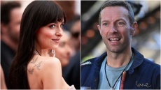 Η Ντακότα Τζόνσον «πέταξε» το δαχτυλίδι των αρραβώνων της μετά τον χωρισμό από τον Κρις Μάρτιν