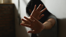 Εφιάλτης για 17χρονη στη Βρετανία: Αφγανός την προσέγγισε μέσω εφαρμογής και μαζί με ομοεθνείς του τη βίασαν κατ' εξακολούθηση 