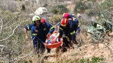 Αυτοκίνητο έπεσε στον γκρεμό στα Λιμανάκια Βουλιαγμένης - Απεγκλωβίστηκαν δύο άτομα, δείτε φωτογραφίες
