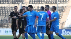 Ο Πιρές... πονάει ακόμα για το Euro 2004: Η αψιμαχία με τον Ζαγοράκη στο χθεσινό φιλικό των Legends - Δείτε βίντεο