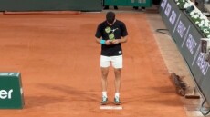 Κάρλος Αλκαράθ: Σταμάτησε την προθέρμανση για να φωτογραφήσει την πλακέτα του Ναδάλ στο «Φιλίπ Σατριέ» - Βίντεο