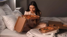 Καούρες: Τι να μην φάτε λίγο πριν πέσετε για ύπνο – Ποια τρόφιμα και ροφήματα να προτιμήσετε
