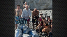 Ο Παπανδρέου πήγε σε παραλία της Αίγινας και μάζεψε σκουπίδια
