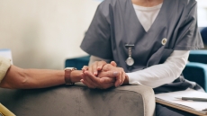 Μουδιάσματα και τσιμπήματα: Ποια πάθηση μαρτυρούν
