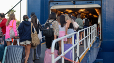 Γεμάτα φεύγουν τα καράβια από τα λιμάνια Πειραιά, Ραφήνας και Λαυρίου - Φεύγουν οι Αθηναίοι για το τριήμερο του Αγίου Πνεύματος