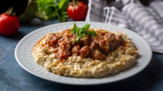 Γεύση καλοκαιριού στο κόκκινο με κεράσια και ντομάτες: Ένα πλήρες μενού για όλο το Σαββατοκύριακο