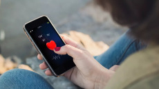 Το smartphone κλέβει διαρκώς την προσοχή σας; Δείτε τι σημαίνει αυτό για το σώμα σας
