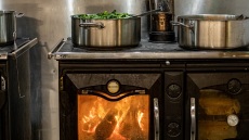 Ο Μανώλης Παπουτσάκης και η γοητευτική αλλά απαιτητική μαγειρική στη στόφα